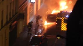 Deux voitures incendiées à Levallois - Témoins BFMTV