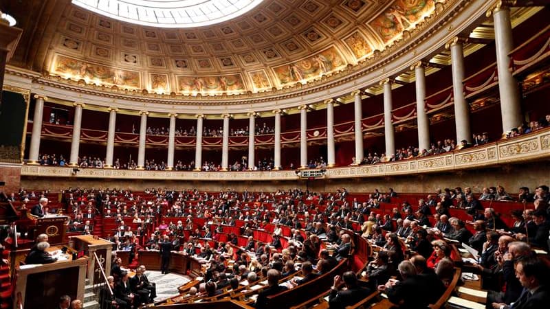 Les députés français ont poursuivi dimanche dans un climat parfois tendu l'examen du projet de loi qui ouvre le mariage et l'adoption aux couples homosexuels. Les députés ont adopté samedi par 249 voix contre 97 l'article premier de ce texte, un article c