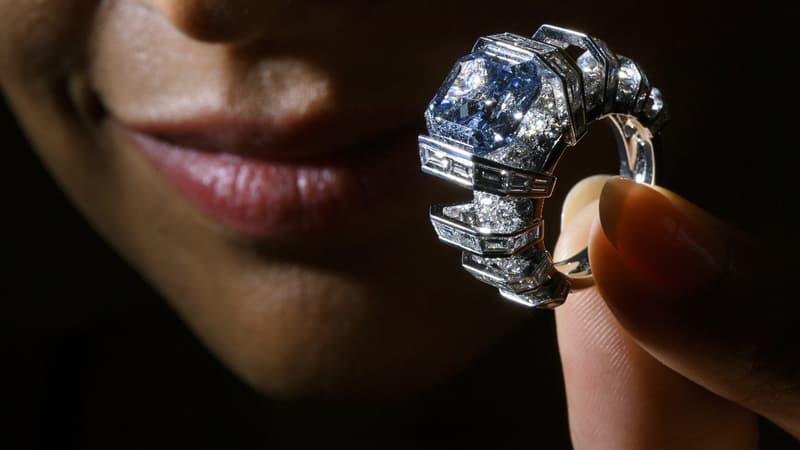 Sotheby's met en vente "The Sky Blue Diamond", une bague Cartier ornée d'un rare diamant bleu de 8,01 carats.