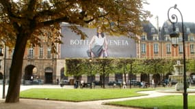 Vue sur une publicité depuis la place des Vosges (Paris).