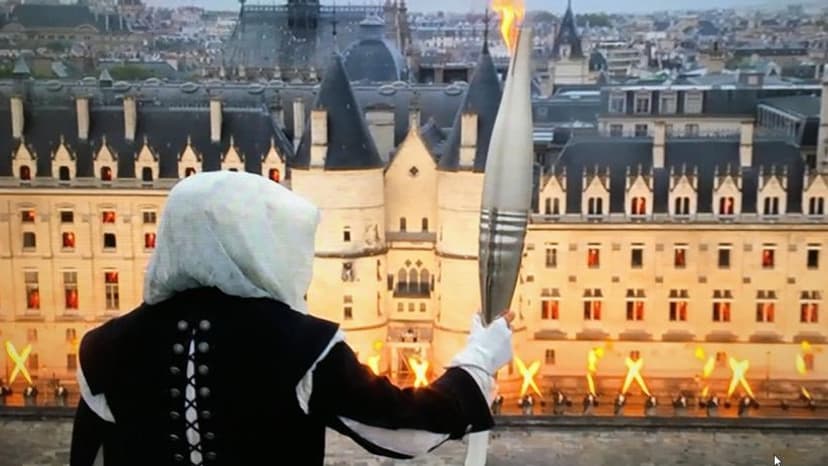 Le porteur de la flamme olympique avait des forts airs de héros d'Assassin's Creed lors de la cérémonie d'ouverture des JO 2024 Le porteur de la flamme olympique avait des forts airs de héros d'Assassin's Creed lors de la cérémonie d'ouverture des JO 2024