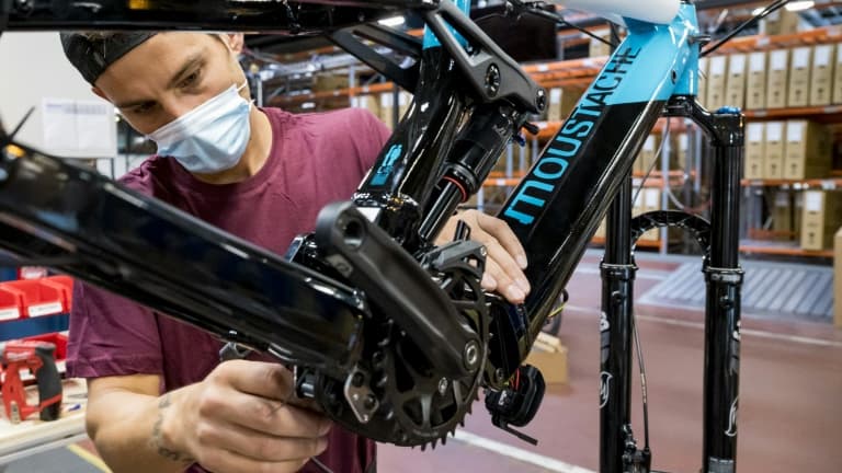 Un mécanicien assemble un vélo électrique dans l'usine de Moustache Bikes, à Thaon-les-Vosges (Vosges), le 28 août 2020.