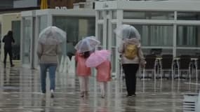 Des vacanciers sous la pluie de Dunkerque, le 31 juillet 2023. 