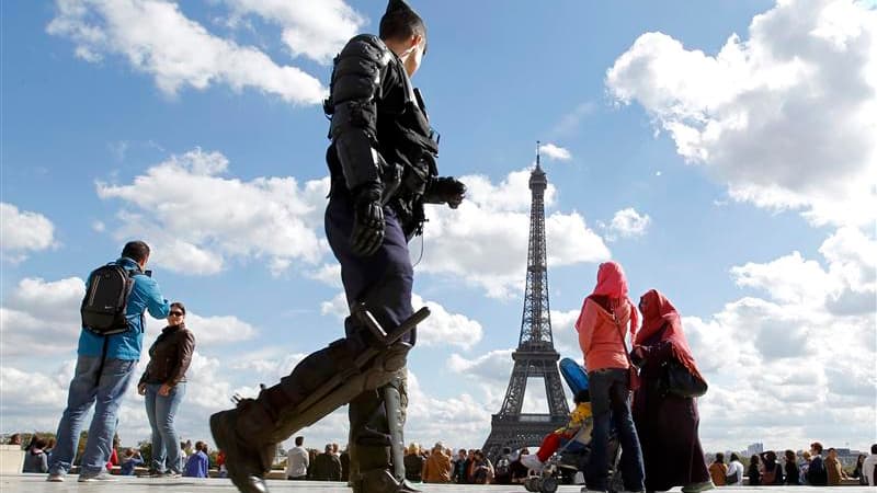 Gendarme en patrouille à Paris. Le déploiement des forces de l'ordre dans les villes françaises a tué dans l'oeuf samedi toute velléité de manifester contre un film islamophobe et les caricatures du prophète Mahomet publiées par l'hebdomadaire Charlie Heb