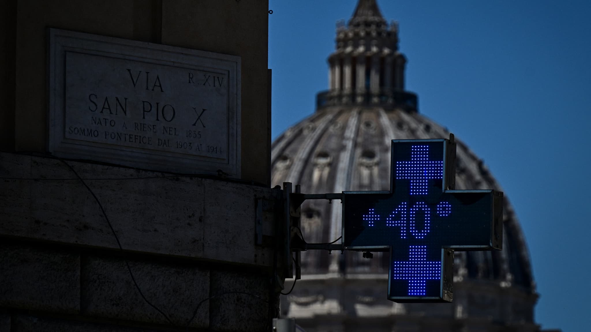 Un panneau indique 40° à Rome devant la basilique Saint-Pierre, en Italie, en pleine canicule dans le sud de l'Europe, le 29 juin 2025
