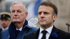 Emmanuel Macron (à droite) et le Premier ministre français Michel Barnier sont au garde-à-vous lors des commémorations marquant le 106e anniversaire de l'armistice du 11 novembre 1918, mettant fin à la Première Guerre mondiale, à Paris, le 11 novembre 2024.