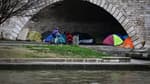 Des tentes sous un pont, à Paris