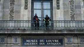 La grille installée sur la fenêtre de la galerie d'Apollon au Louvre, le 23 décembre 2025.