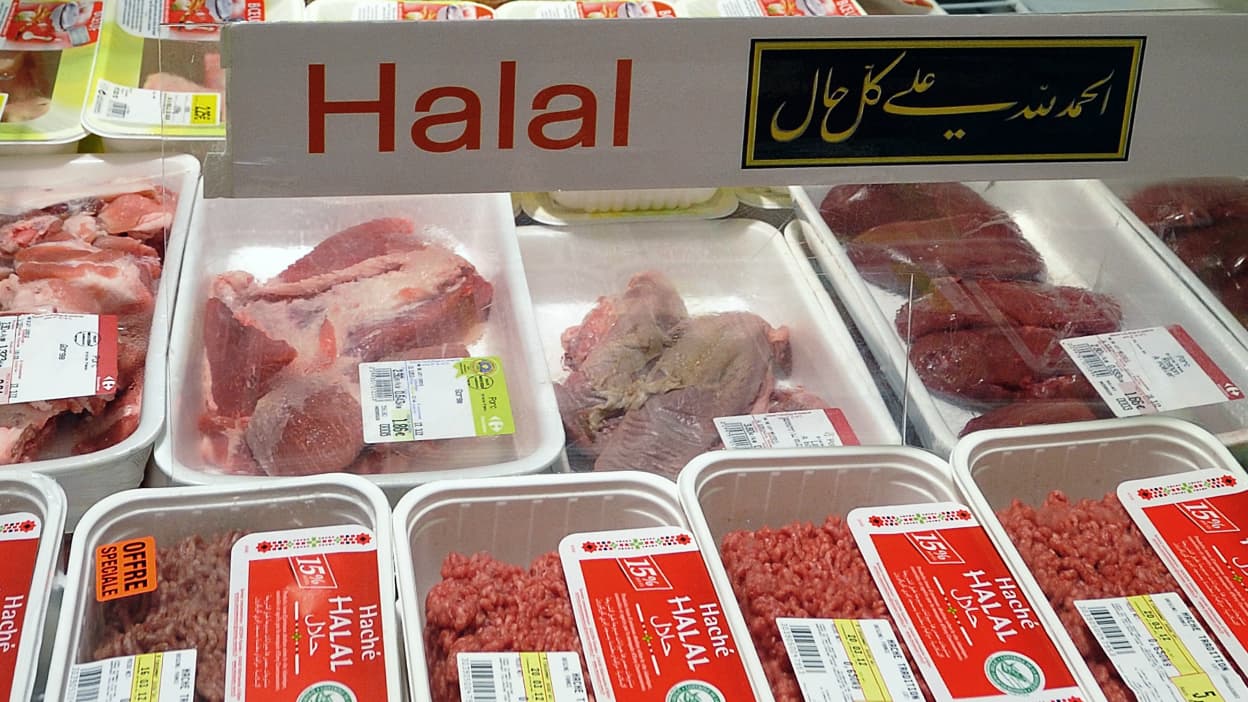 En France, la polémique sur la viande halal continue