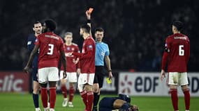 Lilian Brassier expulsé après une vilaine semelle sur Kylian Mbappé lors de PSG-Brest (3-1, Coupe de France), le 7 février 2024