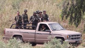 Déploiement de soldats syriens à Arida, en Syrie, vus depuis le village libanais de Boqaya, près de la frontière. Les forces syriennes appuyées par des chars ont poursuivi jeudi leur répression du mouvement de contestation du régime, notamment près de la