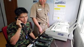 Un soldat de Corée du sud communique avec la Corée du Nord le 10 août 2005.