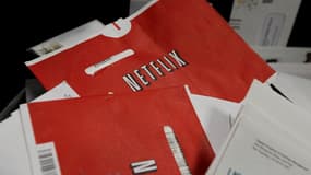 Un DVD Netflix, dans un emballage rouge