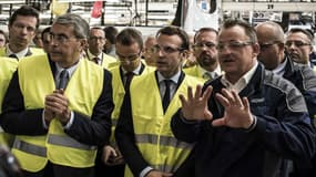 Le ministre de l'Économie Emmanuel Macron (au centre), en visite sur le site d'Iveco, à Annonay (Ardèche), le 21 septembre 2015.