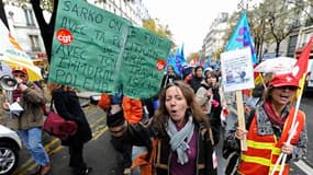 Manifestation de salariés de Pôle Emploi dans les rues de Paris. Des syndicats de l'organisme d'aide aux chômeurs menacent de poursuivre leur mouvement contre les suppressions de postes et la dégradation des conditions de travail, après une grève fortemen