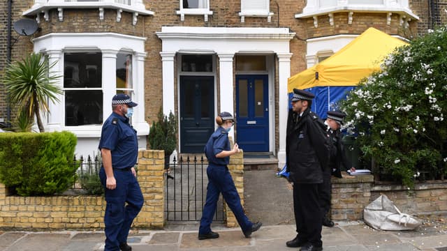 Les policiers au cours d'une perquisition dimanche dans le nord de Londres. 