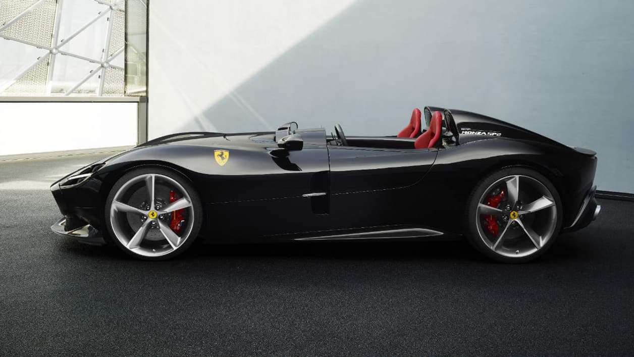 A coté de la SP1, stricte monoplace, Ferrari a dévoilé la SP2, un roadster. Les deux modèles sont dotés d'un V12.