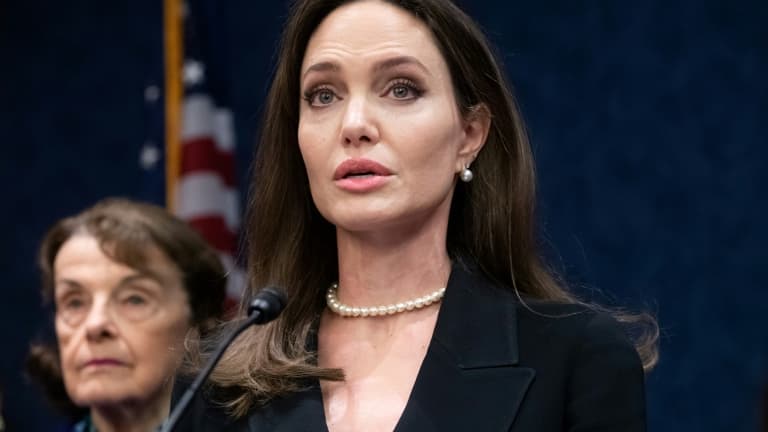 L'actrice Angelina Jolie au Congrès américain pour appeler à l'adoption d'une nouvelle loi contre les violences domestiques, le 9 février 2022 à Washington