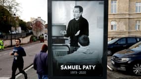 Une affiche à l'effigie du professeur français assassiné Samuel Paty dans une rue de Conflans-Sainte-Honorine (Yvelines), le 3 novembre 2020