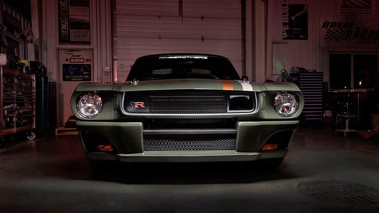 Cette Mustang de 1965 se pare d'une carrosserie entièrement faite de fibre de carbone. Cette Mustang de 1965 se pare d'une carrosserie entièrement faite de fibre de carbone.