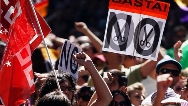 Plusieurs milliers de personnes venues de toute l'Espagne ont manifesté samedi dans les rues de Madrid pour protester contre la hausse des impôts et la baisse des dépenses publiques en matière de santé et d'éducation. /Photo prise le 15 septembre 2012/REU