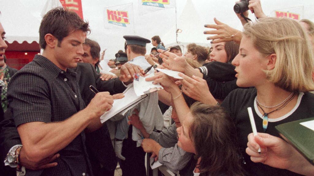 Filip Nikolic des 2Be3 signe des autographes à ses fans, le 7 septembre à Deauville, au festival du cinéma américain. Filip Nikolic des 2Be3 signe des autographes à ses fans, le 7 septembre à Deauville, au festival du cinéma américain.