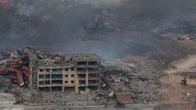 Sur le site des explosions, à Tianjin, le 14 août.