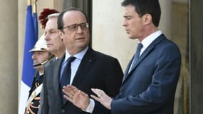 François Hollande et Manuel Valls sur le perron de l'Elysée le 12 mars 2016