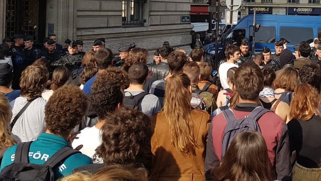 200 jeunes manifestants s'étaient rassemblés ce mardi devant La Sorbonne, à Paris, où Emmanuel Macron a prononcé son discours sur l'Europe. 