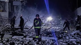 L'extérieur d'un bâtiment résidentiel partiellement détruit après une frappe aérienne russe à Kherson, le 20 février 2025.