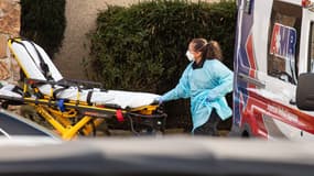 Aides soignants transportant un patient atteint du Covid-19 à Seattle, Etats Unis 
