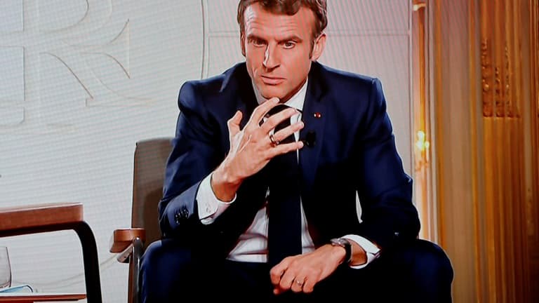 Capture d'écran du 15 décembre 2021 montrant le président Emmanuel Macron lors d'un entretien depuis le palais de l'Elysée à Paris diffusé sur TF1