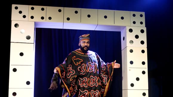 Le 11 janvier, Dieudonné a annoncé en conférence de presse qu’il abandonnait "Le Mur" au profit de ce nouveau spectacle, "Asu Zoa".
