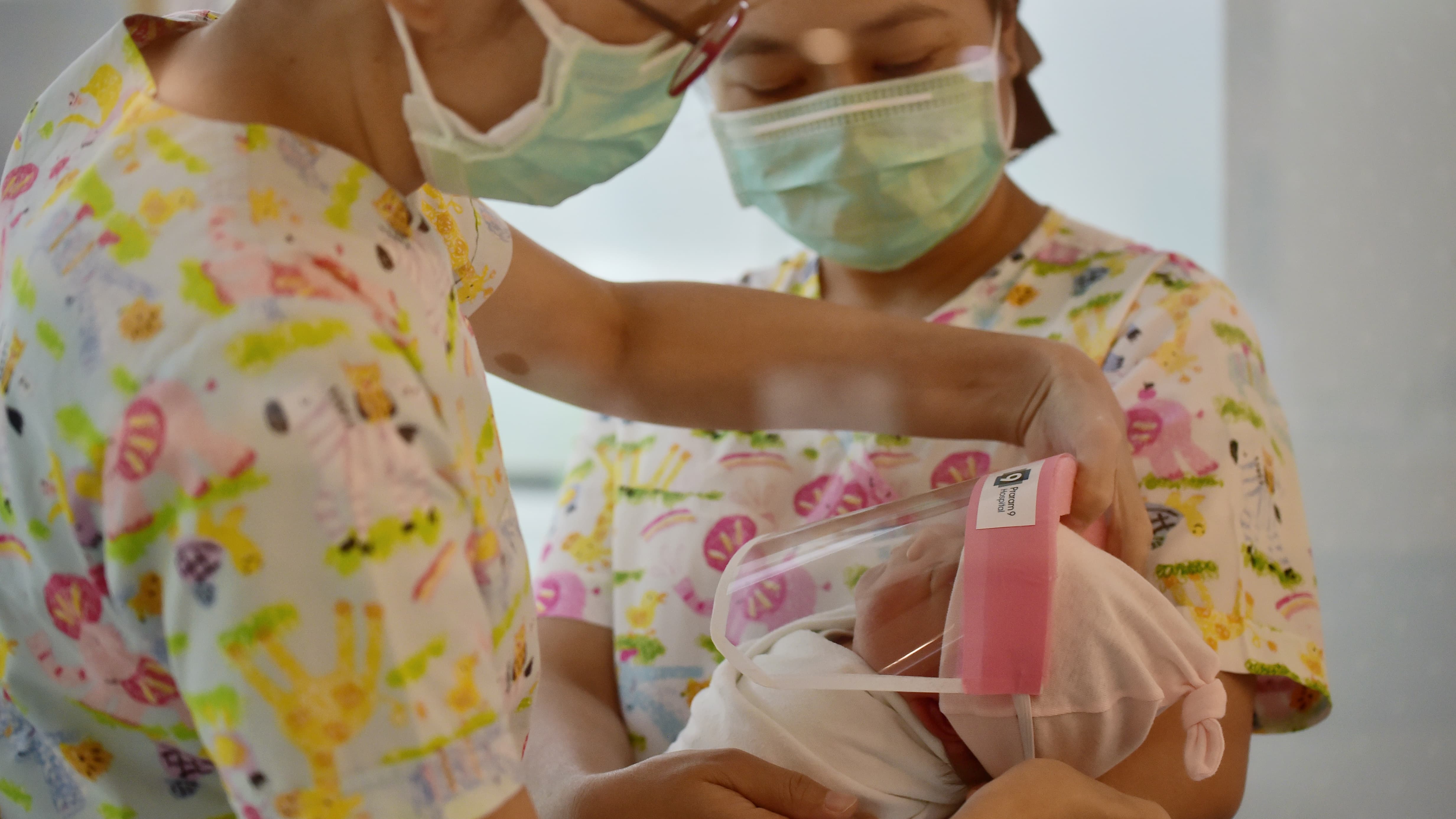 Un bébé équipé d'un masque de protection
