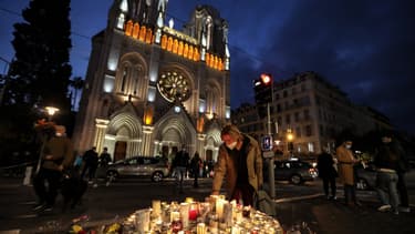hommage aux victimes devant la basilique à Nice.