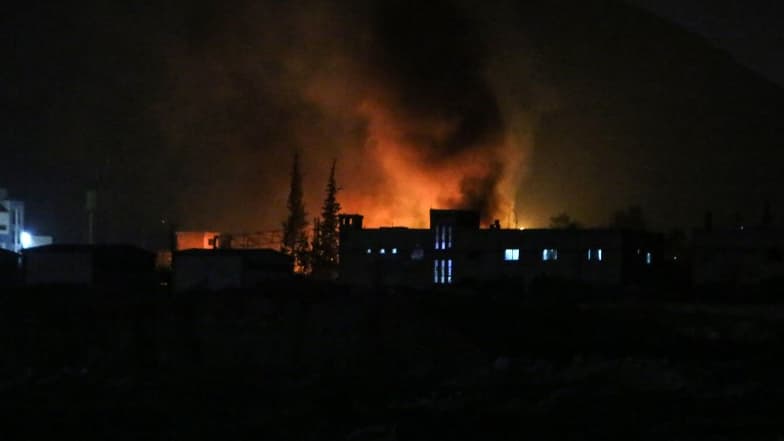 De la fumée s'échappe à la périphérie de Damas, la capitale syrienne, à la suite des frappes aériennes israéliennes du 9 décembre 2024. 