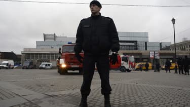 Un policier russe près de la station de métro visée par un attentat, à Saint-Pétersbourg, le 3 avril.