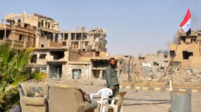Des forces pro-gouvernementales patrouillent dans la ville syrienne de Deir Ezzor, le 4 novembre 2017