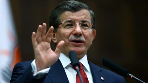Le Premier ministre turc Ahmet Davutoglu (AKP) s'adresse aux députés de son parti, le 16 février 2016, à Ankara
