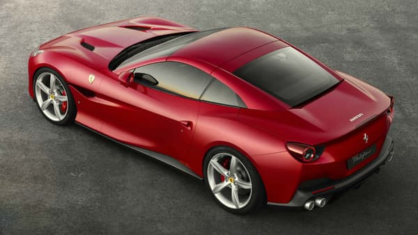 Ferrari a préféré le toit en dur à la capote en toile.