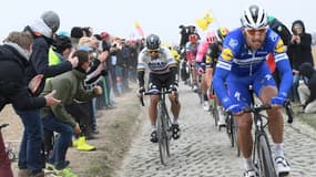 Le Belge Philippe Gilbert, en tête d'un groupe d'échappés, en compagnie du Slovaque Peter Sagan (g), lors de la 117e édition de Paris-Roubaix, le 14 avril 2019