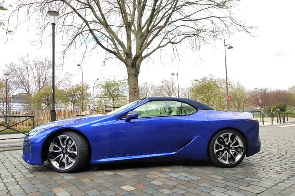 Une version coupé du LC est aussi en vente. Une version coupé du LC est aussi en vente.
