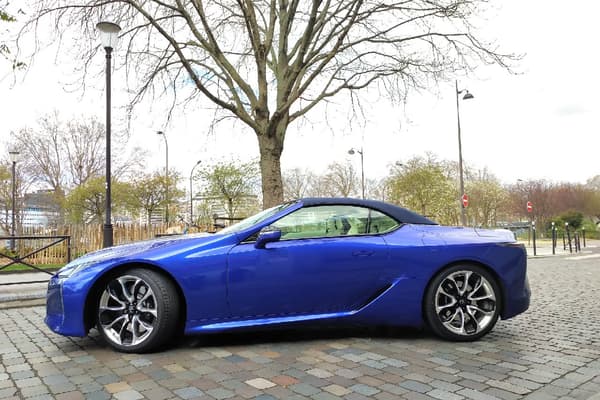 Une version coupé du LC est aussi en vente.