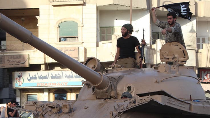 Des jihadistes de l'Etat islamique paradent sur un char dans leur fief de Raqqa, en Syrie, le 30 juin 2014.