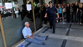 La photo de ce retraité grec a fait le tour des réseaux sociaux.