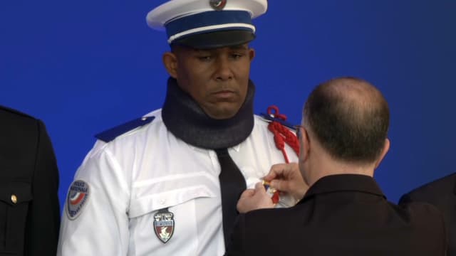 L'adjoint de sécurité attaqué mercredi par des manifestants a été décoré par Bernard Cazeneuve.