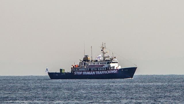 Le C-Star, navire affrété par le groupuscule d'extrême droite Génération identitaire, en août 2017 au large des côtes libyennes