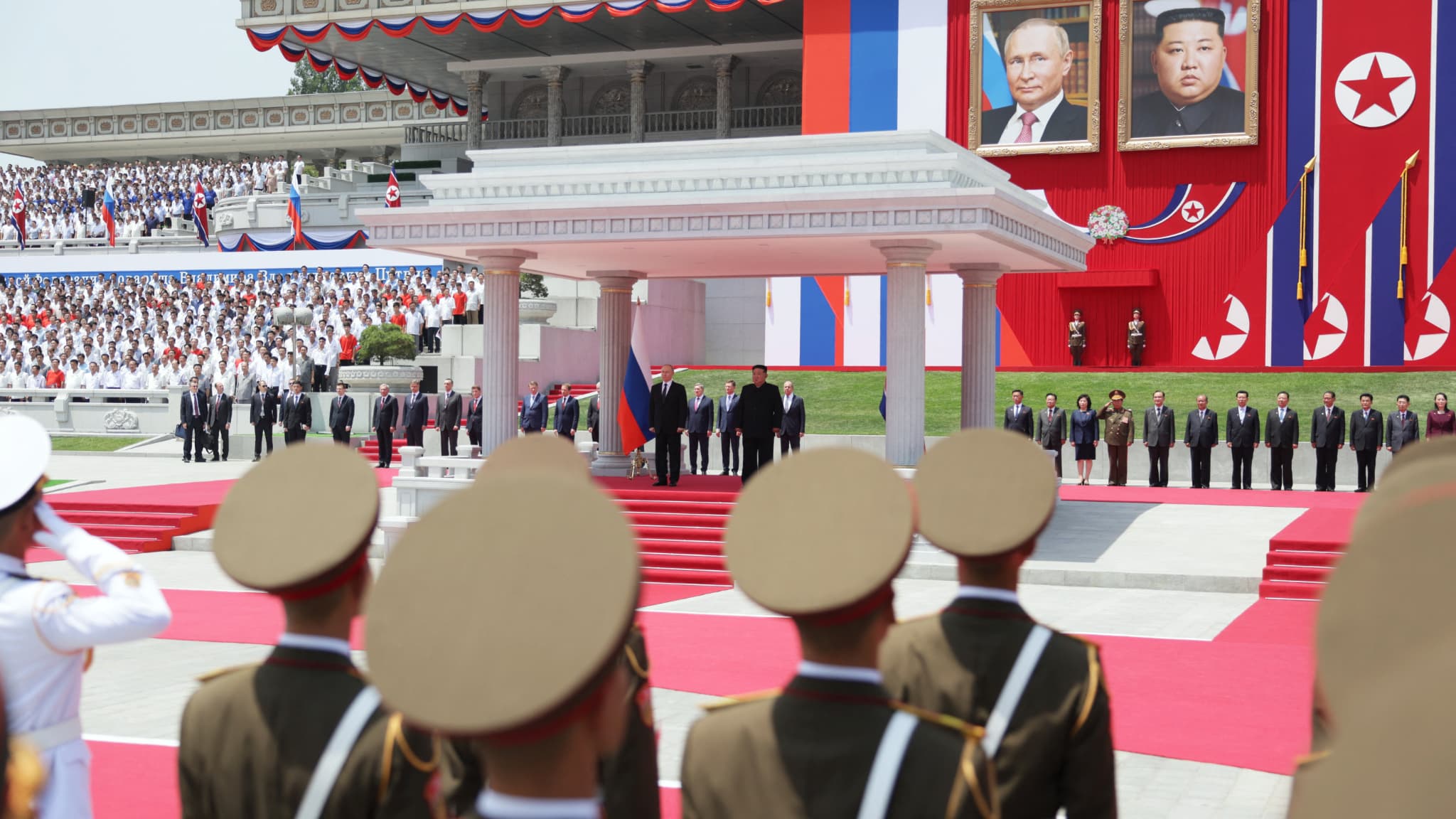 Le président russe Vladimir Poutine (au centre à gauche) et le dirigeant nord-coréen Kim Jong Un (au centre à droite) assistent à une cérémonie de bienvenue sur la place Kim Il Sung à Pyongyang, le 19 juin 2024.