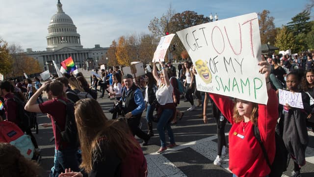 Des adolescents manifestent contre l'élection de Donald Trump devant le Capitole, à Washington, DC, le 15 novembre 2016.