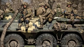 Des soldats ukrainiens à Severodonetsk, dans la région du Donbass, le 7 avril 2022 dans l'est de l'Ukraine